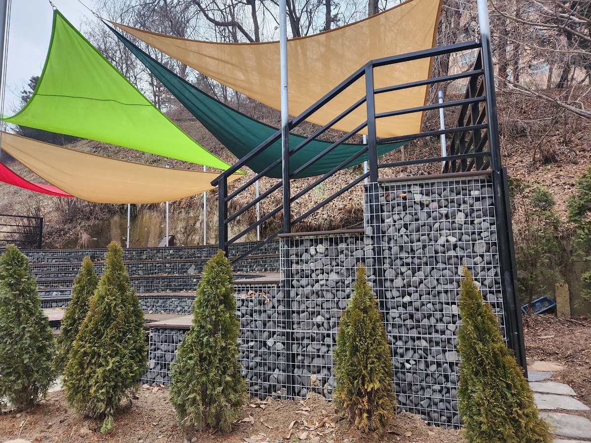 고등학교 광장 개비온 벤치